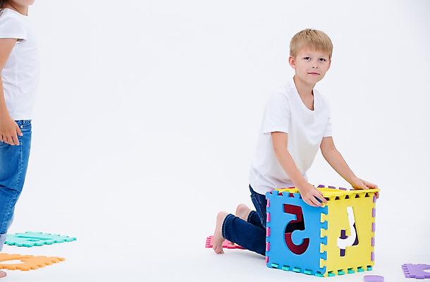 포토 JPG 스튜디오촬영 전신 서양인 여자 교육 남자 어린이라이프 어린이 실내 앉기 두명 앞모습 친구 숫자 블록 숫자카드 국내포토 외국인 문자 라이프스타일 뷰포인트 관계 모션 사람 내부 트럼프 파일형식