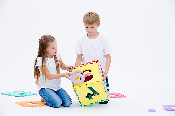 포토 JPG 스튜디오촬영 전신 서양인 여자 교육 남자 어린이라이프 어린이 실내 앉기 두명 앞모습 친구 숫자 블록 숫자카드 국내포토 외국인 문자 라이프스타일 뷰포인트 관계 모션 사람 내부 트럼프 파일형식