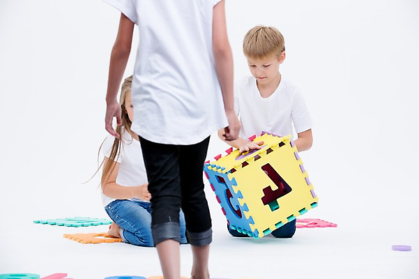 포토 JPG 스튜디오촬영 전신 서양인 여자 교육 남자 어린이라이프 어린이 실내 서기 앉기 뒷모습 세명 친구 숫자 블록 숫자카드 국내포토 외국인 문자 라이프스타일 뷰포인트 관계 모션 사람 내부 트럼프 파일형식