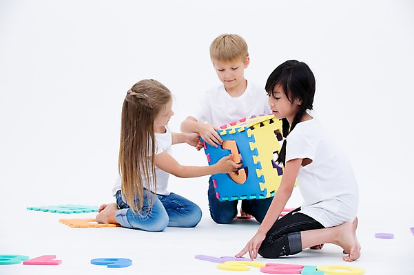 포토 JPG 스튜디오촬영 전신 서양인 여자 교육 남자 어린이라이프 어린이 실내 앉기 동양인 앞모습 세명 친구 숫자 블록 숫자카드 국내포토 외국인 문자 라이프스타일 뷰포인트 관계 모션 사람 인종 내부 트럼프 파일형식