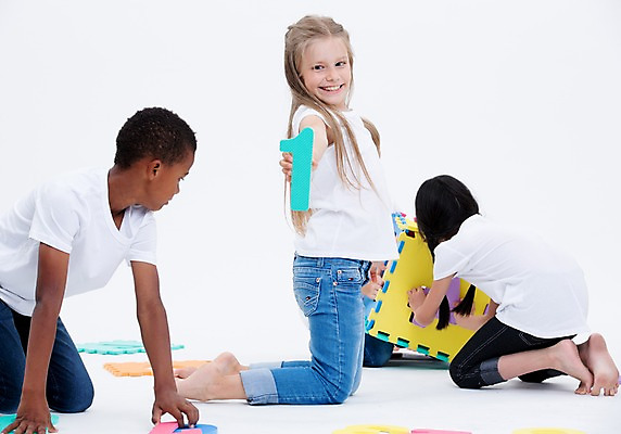 포토 JPG 스튜디오촬영 전신 서양인 여자 교육 남자 어린이라이프 어린이 흑인 실내 웃음 앉기 동양인 여러명 앞모습 친구 글로벌 숫자 숫자카드 국내포토 외국인 문자 라이프스타일 뷰포인트 다수 관계 모션 표정 사람 인종 내부 트럼프 파일형식