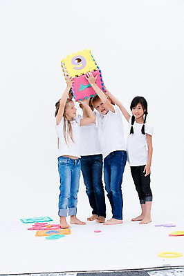 포토 JPG 스튜디오촬영 전신 서양인 여자 교육 남자 어린이라이프 어린이 흑인 실내 서기 들기 동양인 여러명 앞모습 친구 글로벌 숫자 블록 숫자카드 국내포토 외국인 문자 라이프스타일 뷰포인트 다수 관계 모션 사람 인종 내부 트럼프 파일형식