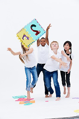 포토 JPG 스튜디오촬영 전신 서양인 여자 교육 남자 어린이라이프 어린이 흑인 실내 서기 동양인 여러명 앞모습 친구 글로벌 숫자 블록 던지기 숫자카드 국내포토 외국인 문자 라이프스타일 뷰포인트 다수 관계 모션 사람 인종 내부 트럼프 파일형식