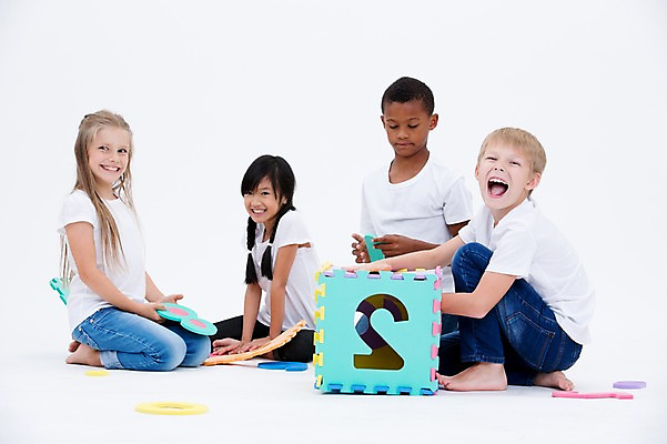 포토 JPG 스튜디오촬영 전신 서양인 여자 교육 남자 어린이라이프 어린이 흑인 실내 서기 웃음 동양인 여러명 앞모습 친구 글로벌 숫자 블록 숫자카드 국내포토 외국인 문자 라이프스타일 뷰포인트 다수 관계 모션 표정 사람 인종 내부 트럼프 파일형식