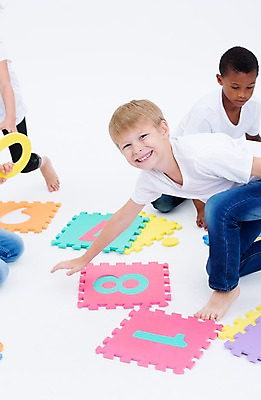 포토 JPG 스튜디오촬영 전신 서양인 여자 교육 남자 어린이라이프 어린이 흑인 실내 서기 웃음 동양인 여러명 앞모습 친구 글로벌 숫자 숫자카드 국내포토 외국인 문자 라이프스타일 뷰포인트 다수 관계 모션 표정 사람 인종 내부 트럼프 파일형식