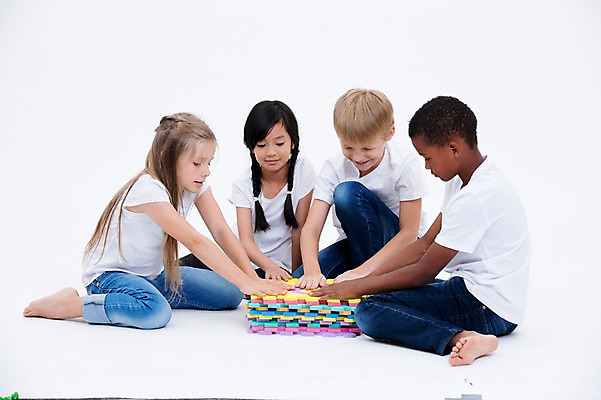 포토 JPG 스튜디오촬영 전신 서양인 여자 교육 남자 어린이라이프 어린이 흑인 실내 서기 동양인 여러명 앞모습 친구 글로벌 숫자 쌓기 숫자카드 국내포토 외국인 문자 라이프스타일 뷰포인트 다수 관계 모션 사람 인종 내부 트럼프 파일형식