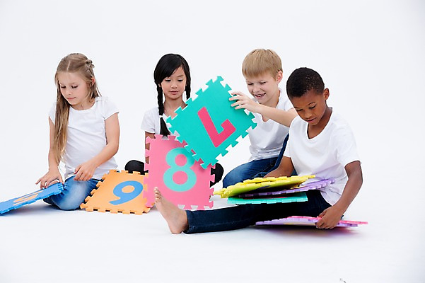 포토 JPG 스튜디오촬영 전신 서양인 여자 교육 남자 어린이라이프 어린이 흑인 실내 앉기 동양인 여러명 앞모습 친구 글로벌 숫자 숫자카드 국내포토 외국인 문자 라이프스타일 뷰포인트 다수 관계 모션 사람 인종 내부 트럼프 파일형식