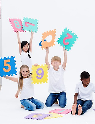 포토 JPG 스튜디오촬영 전신 서양인 여자 교육 남자 어린이라이프 어린이 흑인 실내 웃음 들기 앉기 동양인 여러명 앞모습 친구 글로벌 숫자 숫자카드 국내포토 외국인 문자 라이프스타일 뷰포인트 다수 관계 모션 표정 사람 인종 내부 트럼프 파일형식