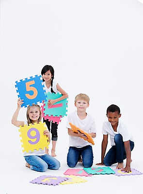 포토 JPG 스튜디오촬영 전신 서양인 여자 교육 남자 어린이라이프 어린이 흑인 실내 웃음 들기 앉기 동양인 여러명 앞모습 친구 글로벌 숫자 숫자카드 국내포토 외국인 문자 라이프스타일 뷰포인트 다수 관계 모션 표정 사람 인종 내부 트럼프 파일형식