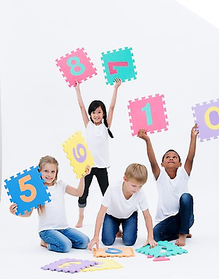 포토 JPG 스튜디오촬영 전신 서양인 여자 교육 남자 어린이라이프 어린이 흑인 실내 웃음 들기 앉기 동양인 여러명 앞모습 친구 글로벌 숫자 숫자카드 국내포토 외국인 문자 라이프스타일 뷰포인트 다수 관계 모션 표정 사람 인종 내부 트럼프 파일형식