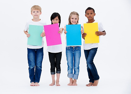 포토 JPG 스튜디오촬영 전신 서양인 배너 여자 남자 어린이라이프 종이 어린이 흑인 사각프레임 광고판 알림판 실내 서기 웃음 들기 동양인 소녀 소년 여러명 앞모습 친구 글로벌 알림 어린이만 국내포토 외국인 라이프스타일 뷰포인트 다수 관계 모션 프레임 표정 사람 인종 내부 사각형 판 파일형식