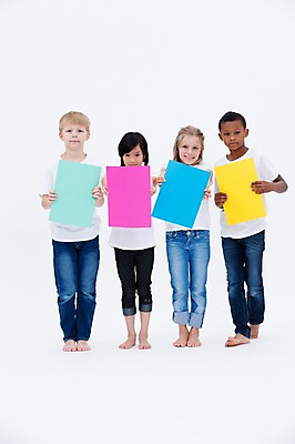 포토 JPG 스튜디오촬영 전신 서양인 배너 여자 남자 어린이라이프 종이 어린이 흑인 사각프레임 광고판 알림판 실내 서기 웃음 들기 동양인 소녀 소년 여러명 앞모습 친구 글로벌 알림 어린이만 국내포토 외국인 라이프스타일 뷰포인트 다수 관계 모션 프레임 표정 사람 인종 내부 사각형 판 파일형식