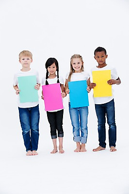 포토 JPG 스튜디오촬영 전신 서양인 배너 여자 남자 어린이라이프 종이 어린이 흑인 사각프레임 광고판 알림판 실내 서기 웃음 들기 동양인 소녀 소년 여러명 앞모습 친구 글로벌 알림 어린이만 국내포토 외국인 라이프스타일 뷰포인트 다수 관계 모션 프레임 표정 사람 인종 내부 사각형 판 파일형식