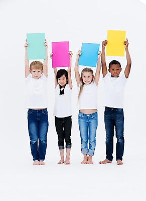 포토 JPG 스튜디오촬영 전신 서양인 배너 여자 남자 어린이라이프 종이 어린이 흑인 사각프레임 광고판 알림판 실내 서기 웃음 들기 동양인 소녀 소년 여러명 앞모습 친구 글로벌 알림 머리위 어린이만 국내포토 외국인 라이프스타일 뷰포인트 다수 관계 모션 프레임 표정 사람 인종 내부 사각형 판 파일형식