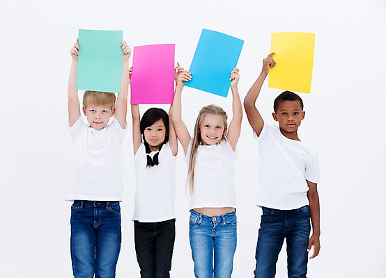 포토 JPG 스튜디오촬영 서양인 배너 여자 남자 어린이라이프 종이 어린이 흑인 사각프레임 광고판 알림판 실내 서기 웃음 들기 동양인 소녀 소년 여러명 친구 글로벌 알림 머리위 어린이만 국내포토 외국인 라이프스타일 다수 관계 모션 프레임 표정 사람 인종 내부 사각형 판 파일형식