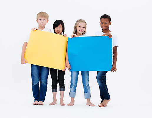 포토 JPG 스튜디오촬영 전신 서양인 배너 여자 남자 어린이라이프 종이 어린이 흑인 사각프레임 광고판 알림판 실내 서기 웃음 들기 동양인 소녀 소년 여러명 앞모습 친구 글로벌 알림 어린이만 국내포토 외국인 라이프스타일 뷰포인트 다수 관계 모션 프레임 표정 사람 인종 내부 사각형 판 파일형식