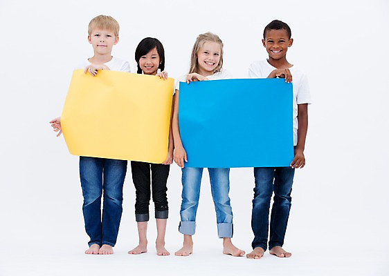 포토 JPG 스튜디오촬영 전신 서양인 배너 여자 남자 어린이라이프 종이 어린이 흑인 사각프레임 광고판 알림판 실내 서기 웃음 들기 동양인 소녀 소년 여러명 앞모습 친구 글로벌 알림 어린이만 국내포토 외국인 라이프스타일 뷰포인트 다수 관계 모션 프레임 표정 사람 인종 내부 사각형 판 파일형식