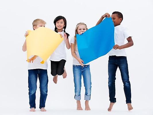 포토 JPG 스튜디오촬영 전신 서양인 배너 여자 남자 어린이라이프 종이 어린이 흑인 사각프레임 광고판 알림판 실내 서기 웃음 들기 동양인 소녀 소년 여러명 앞모습 친구 글로벌 점프 알림 어린이만 국내포토 외국인 라이프스타일 뷰포인트 다수 관계 모션 프레임 표정 사람 인종 내부 사각형 판 파일형식