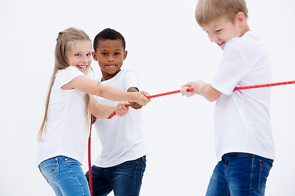 포토 JPG 스튜디오촬영 서양인 여자 남자 어린이라이프 어린이 밧줄 흑인 실내 웃음 상반신 옆모습 세명 친구 경쟁 당기기 줄다리기 국내포토 외국인 라이프스타일 줄 뷰포인트 컨셉 관계 모션 놀이 표정 사람 내부 파일형식