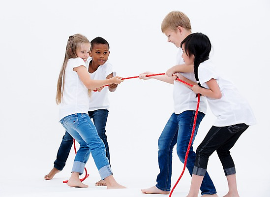 포토 JPG 스튜디오촬영 전신 서양인 여자 남자 어린이라이프 어린이 밧줄 흑인 실내 서기 동양인 여러명 옆모습 친구 글로벌 경쟁 당기기 줄다리기 국내포토 외국인 라이프스타일 줄 뷰포인트 다수 컨셉 관계 모션 놀이 사람 인종 내부 파일형식