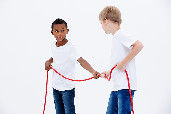 포토 JPG 스튜디오촬영 서양인 남자 어린이라이프 어린이 밧줄 흑인 실내 서기 상반신 두명 옆모습 친구 경쟁 당기기 줄다리기 국내포토 외국인 라이프스타일 줄 뷰포인트 컨셉 관계 모션 놀이 사람 내부 파일형식