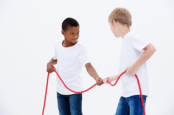 포토 JPG 스튜디오촬영 서양인 남자 어린이라이프 어린이 밧줄 흑인 실내 서기 상반신 두명 옆모습 친구 경쟁 당기기 줄다리기 국내포토 외국인 라이프스타일 줄 뷰포인트 컨셉 관계 모션 놀이 사람 내부 파일형식