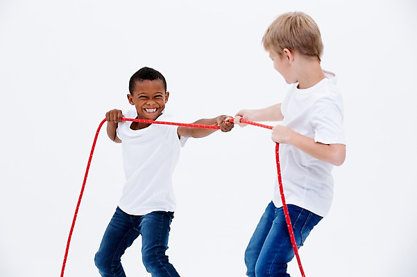 포토 JPG 스튜디오촬영 서양인 남자 어린이라이프 어린이 밧줄 흑인 실내 서기 웃음 상반신 두명 옆모습 친구 경쟁 당기기 줄다리기 국내포토 외국인 라이프스타일 줄 뷰포인트 컨셉 관계 모션 놀이 표정 사람 내부 파일형식