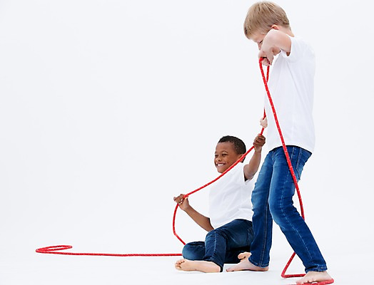 포토 JPG 스튜디오촬영 전신 서양인 남자 어린이라이프 어린이 밧줄 흑인 실내 서기 웃음 앉기 두명 옆모습 친구 경쟁 당기기 줄다리기 국내포토 외국인 라이프스타일 줄 뷰포인트 컨셉 관계 모션 놀이 표정 사람 내부 파일형식