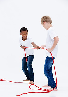 포토 JPG 스튜디오촬영 전신 서양인 남자 어린이라이프 어린이 밧줄 흑인 실내 서기 두명 옆모습 친구 경쟁 당기기 줄다리기 국내포토 외국인 라이프스타일 줄 뷰포인트 컨셉 관계 모션 놀이 사람 내부 파일형식
