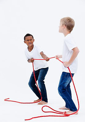 포토 JPG 스튜디오촬영 전신 서양인 남자 어린이라이프 어린이 밧줄 흑인 실내 서기 두명 옆모습 친구 경쟁 당기기 줄다리기 국내포토 외국인 라이프스타일 줄 뷰포인트 컨셉 관계 모션 놀이 사람 내부 파일형식