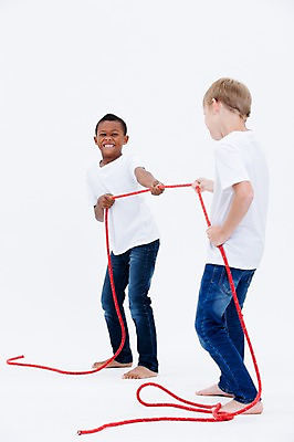 포토 JPG 스튜디오촬영 전신 서양인 남자 어린이라이프 어린이 밧줄 흑인 실내 서기 웃음 두명 옆모습 친구 경쟁 당기기 줄다리기 국내포토 외국인 라이프스타일 줄 뷰포인트 컨셉 관계 모션 놀이 표정 사람 내부 파일형식