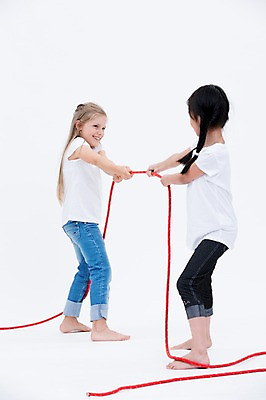 포토 JPG 스튜디오촬영 전신 서양인 여자 어린이라이프 어린이 밧줄 실내 서기 웃음 동양인 두명 옆모습 친구 경쟁 당기기 줄다리기 국내포토 외국인 라이프스타일 줄 뷰포인트 컨셉 관계 모션 놀이 표정 사람 인종 내부 파일형식