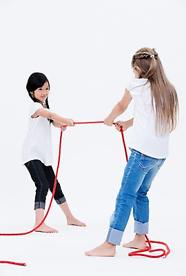 포토 JPG 스튜디오촬영 전신 서양인 여자 어린이라이프 어린이 밧줄 실내 서기 동양인 두명 옆모습 친구 경쟁 당기기 줄다리기 국내포토 외국인 라이프스타일 줄 뷰포인트 컨셉 관계 모션 놀이 사람 인종 내부 파일형식