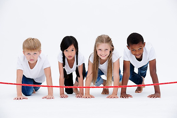 포토 JPG 스튜디오촬영 전신 서양인 여자 남자 어린이라이프 어린이 흑인 실내 웃음 앉기 동양인 여러명 앞모습 친구 글로벌 달리기 경쟁 준비자세 결승선 국내포토 외국인 라이프스타일 뷰포인트 포즈 다수 컨셉 관계 모션 표정 사람 인종 내부 준비 파일형식