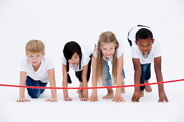 포토 JPG 스튜디오촬영 전신 서양인 여자 남자 어린이라이프 어린이 흑인 실내 웃음 앉기 동양인 여러명 앞모습 친구 글로벌 달리기 경쟁 준비자세 결승선 국내포토 외국인 라이프스타일 뷰포인트 포즈 다수 컨셉 관계 모션 표정 사람 인종 내부 준비 파일형식