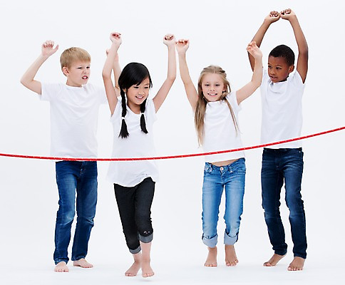 포토 JPG 스튜디오촬영 전신 서양인 여자 남자 어린이라이프 어린이 흑인 실내 서기 웃음 동양인 여러명 앞모습 친구 글로벌 달리기 경쟁 만세 골인 결승선 국내포토 외국인 라이프스타일 뷰포인트 다수 컨셉 관계 모션 표정 사람 인종 내부 파일형식