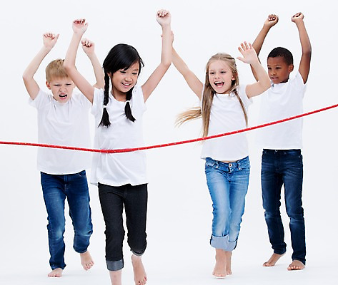 포토 JPG 스튜디오촬영 전신 서양인 여자 남자 어린이라이프 어린이 흑인 실내 서기 웃음 동양인 여러명 앞모습 친구 글로벌 달리기 경쟁 만세 골인 결승선 국내포토 외국인 라이프스타일 뷰포인트 다수 컨셉 관계 모션 표정 사람 인종 내부 파일형식