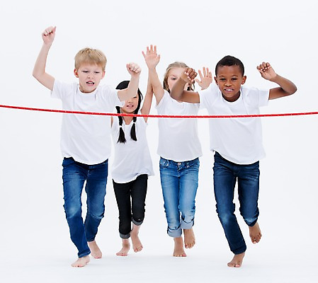 포토 JPG 스튜디오촬영 전신 서양인 여자 남자 어린이라이프 어린이 흑인 실내 서기 웃음 동양인 여러명 앞모습 친구 글로벌 달리기 경쟁 만세 골인 결승선 국내포토 외국인 라이프스타일 뷰포인트 다수 컨셉 관계 모션 표정 사람 인종 내부 파일형식