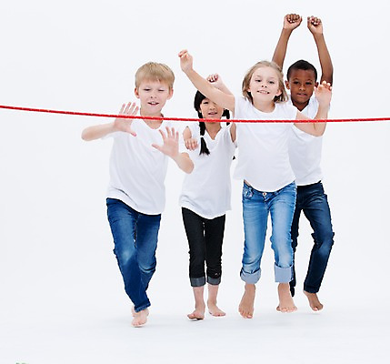 포토 JPG 스튜디오촬영 전신 서양인 여자 남자 어린이라이프 어린이 흑인 실내 서기 웃음 동양인 여러명 앞모습 친구 글로벌 달리기 경쟁 만세 골인 결승선 국내포토 외국인 라이프스타일 뷰포인트 다수 컨셉 관계 모션 표정 사람 인종 내부 파일형식