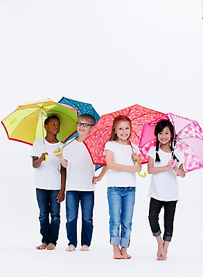 포토 JPG 스튜디오촬영 전신 서양인 여자 남자 어린이라이프 어린이 흑인 우산 실내 서기 웃음 들기 동양인 여러명 앞모습 친구 글로벌 국내포토 외국인 라이프스타일 뷰포인트 다수 관계 모션 표정 사람 인종 내부 파일형식