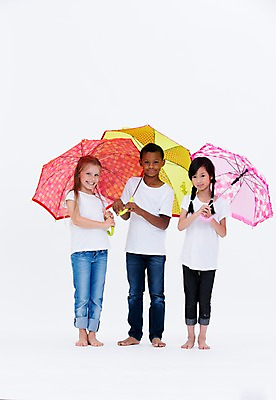 포토 JPG 스튜디오촬영 전신 서양인 여자 남자 어린이라이프 어린이 흑인 우산 실내 서기 웃음 들기 동양인 앞모습 세명 친구 글로벌 국내포토 외국인 라이프스타일 뷰포인트 관계 모션 표정 사람 인종 내부 파일형식