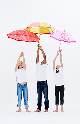 포토 JPG 스튜디오촬영 전신 서양인 여자 남자 어린이라이프 어린이 흑인 우산 실내 서기 들기 동양인 앞모습 세명 친구 글로벌 올려보기 국내포토 외국인 라이프스타일 뷰포인트 관계 모션 사람 인종 내부 파일형식