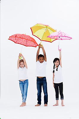 포토 JPG 스튜디오촬영 전신 서양인 여자 남자 어린이라이프 어린이 흑인 우산 실내 서기 웃음 들기 동양인 앞모습 세명 친구 글로벌 국내포토 외국인 라이프스타일 뷰포인트 관계 모션 표정 사람 인종 내부 파일형식
