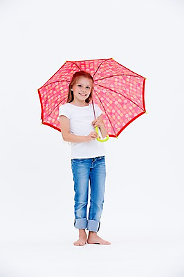 포토 JPG 스튜디오촬영 전신 서양인 여자 어린이라이프 어린이 우산 실내 한명 서기 웃음 앞모습 국내포토 외국인 1 라이프스타일 뷰포인트 모션 표정 사람 내부 파일형식
