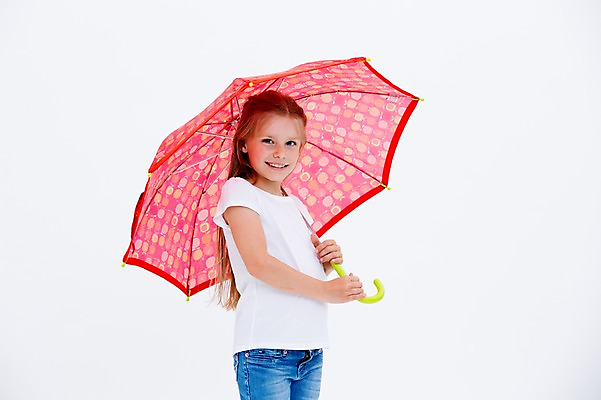 포토 JPG 스튜디오촬영 서양인 여자 어린이라이프 어린이 우산 실내 한명 웃음 상반신 앞모습 국내포토 외국인 1 라이프스타일 뷰포인트 표정 사람 내부 파일형식