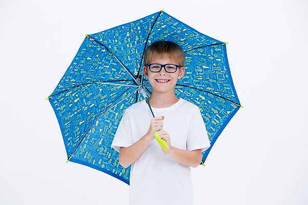 포토 JPG 스튜디오촬영 서양인 남자 어린이라이프 안경 어린이 우산 실내 한명 웃음 상반신 앞모습 국내포토 외국인 1 라이프스타일 잡화 뷰포인트 표정 사람 내부 파일형식