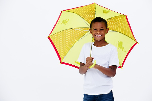 포토 JPG 스튜디오촬영 서양인 남자 어린이라이프 어린이 흑인 우산 실내 한명 웃음 상반신 앞모습 국내포토 외국인 1 라이프스타일 뷰포인트 표정 사람 내부 파일형식