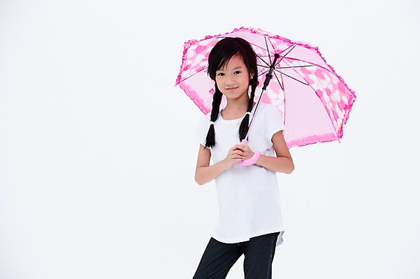 포토 JPG 스튜디오촬영 외국인 여자 어린이라이프 어린이 우산 실내 한명 웃음 동양인 상반신 앞모습 국내포토 1 라이프스타일 뷰포인트 표정 사람 인종 내부 파일형식