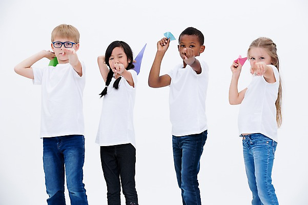 포토 JPG 스튜디오촬영 서양인 여자 남자 어린이라이프 어린이 흑인 실내 서기 들기 동양인 여러명 앞모습 친구 글로벌 가리킴 종이비행기 국내포토 외국인 라이프스타일 뷰포인트 다수 관계 모션 사람 인종 손짓 내부 종이접기 파일형식