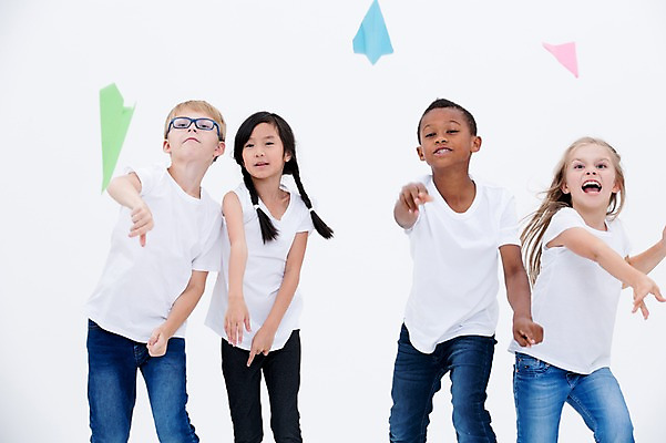 포토 JPG 스튜디오촬영 서양인 여자 남자 어린이라이프 어린이 흑인 날리기 실내 서기 동양인 여러명 앞모습 친구 글로벌 던지기 종이비행기 국내포토 외국인 라이프스타일 뷰포인트 다수 관계 모션 사람 인종 내부 종이접기 파일형식